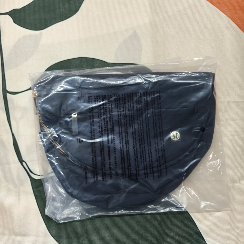 Lululemon All Night Festival Bag Micro 5L | Black Crossbody (BNWT) - Picture 4 of 4